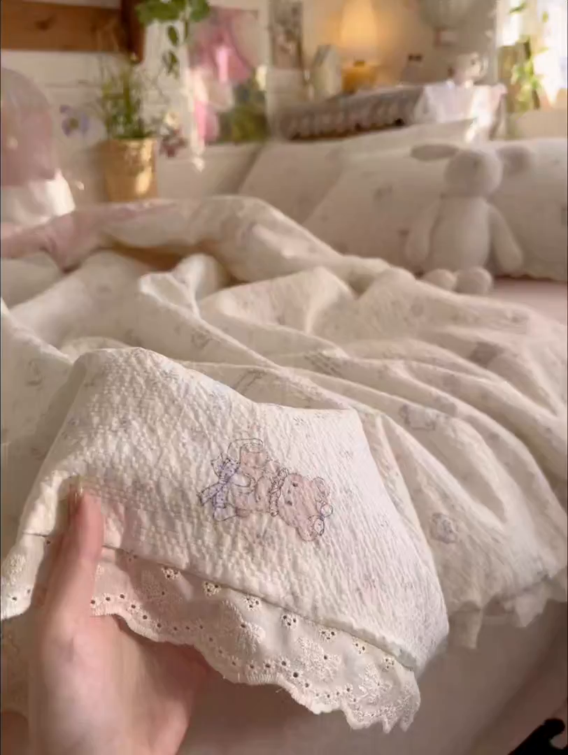 91家纺网 家纺一手货源 找家纺 初念 2026新款泡芙纱全花边夏被四件套 花笺-悦悦小兔