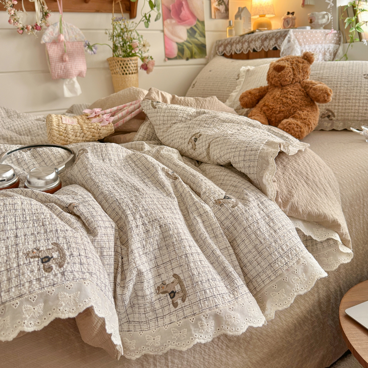 91家纺网 家纺一手货源 找家纺 初念 2026新款泡芙纱全花边夏被四件套 花笺-织纹木马迹