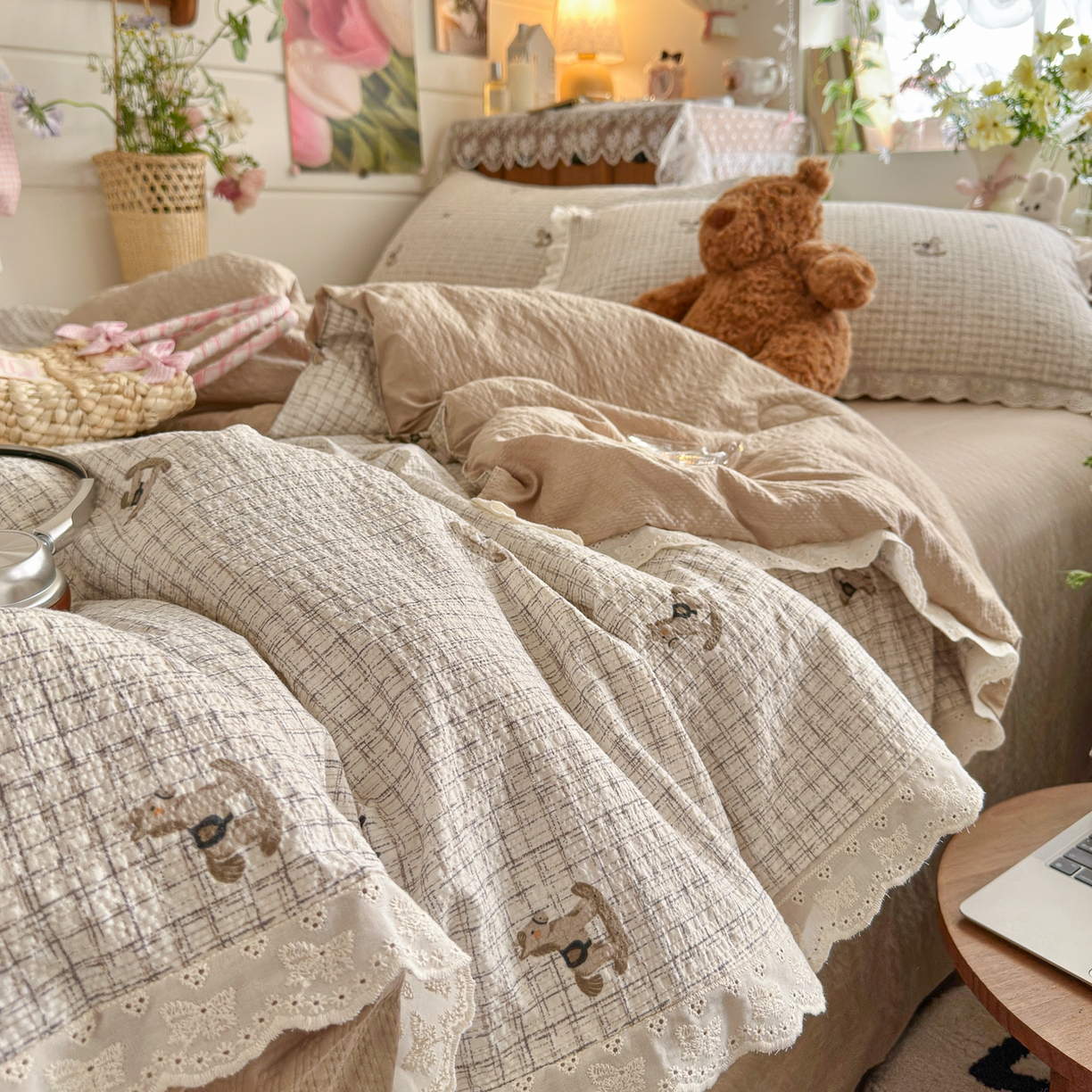 91家纺网 家纺一手货源 找家纺 初念 2026新款泡芙纱全花边夏被四件套 花笺-织纹木马迹