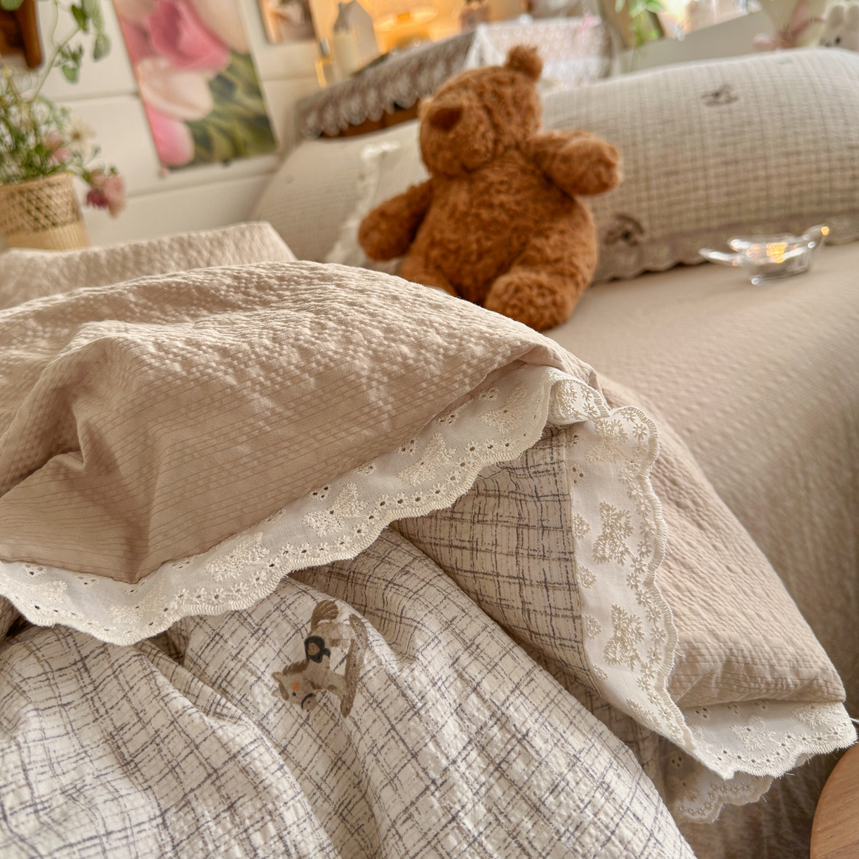 91家纺网 家纺一手货源 找家纺 初念 2026新款泡芙纱全花边夏被四件套 花笺-织纹木马迹