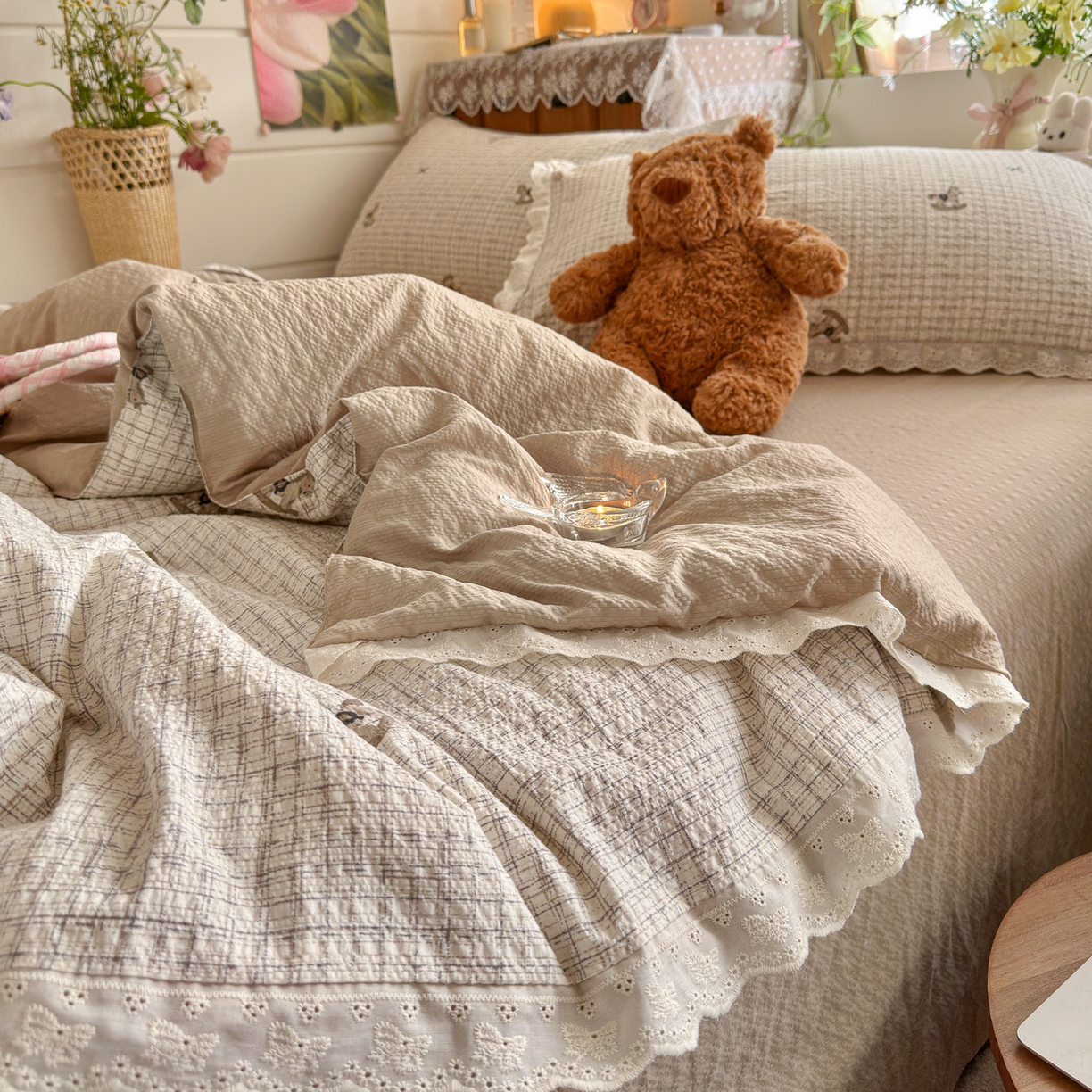 91家纺网 家纺一手货源 找家纺 初念 2026新款泡芙纱全花边夏被四件套 花笺-织纹木马迹