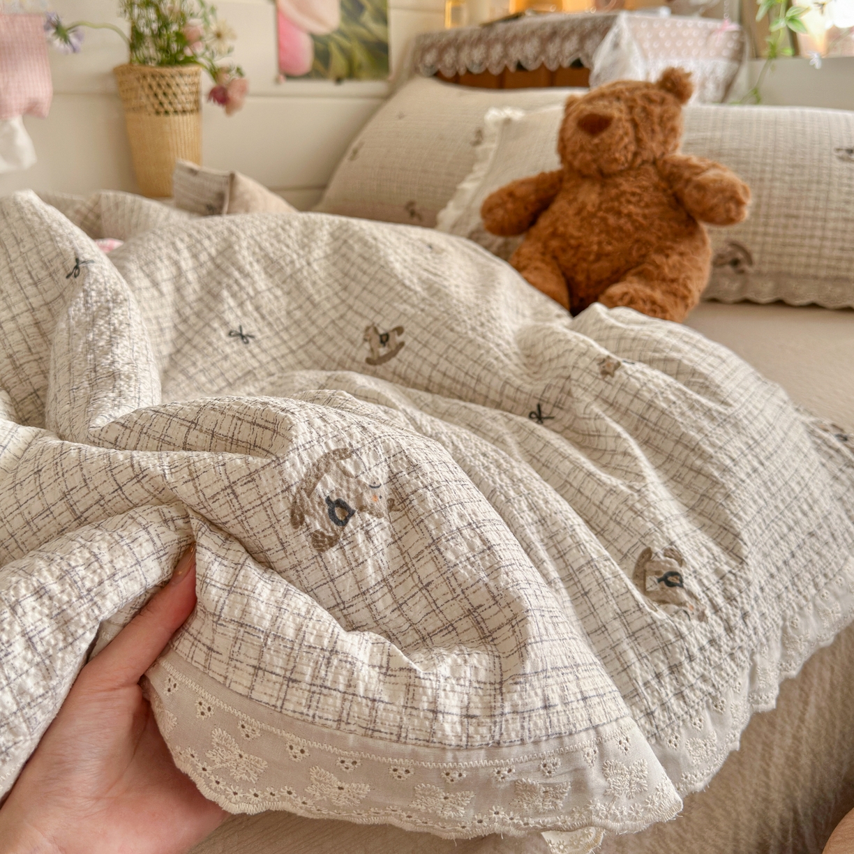 91家纺网 家纺一手货源 找家纺 初念 2026新款泡芙纱全花边夏被四件套 花笺-织纹木马迹