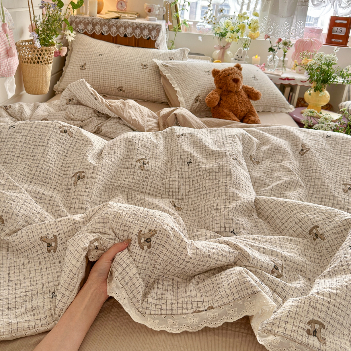 91家纺网 家纺一手货源 找家纺 初念 2026新款泡芙纱全花边夏被四件套 花笺-织纹木马迹