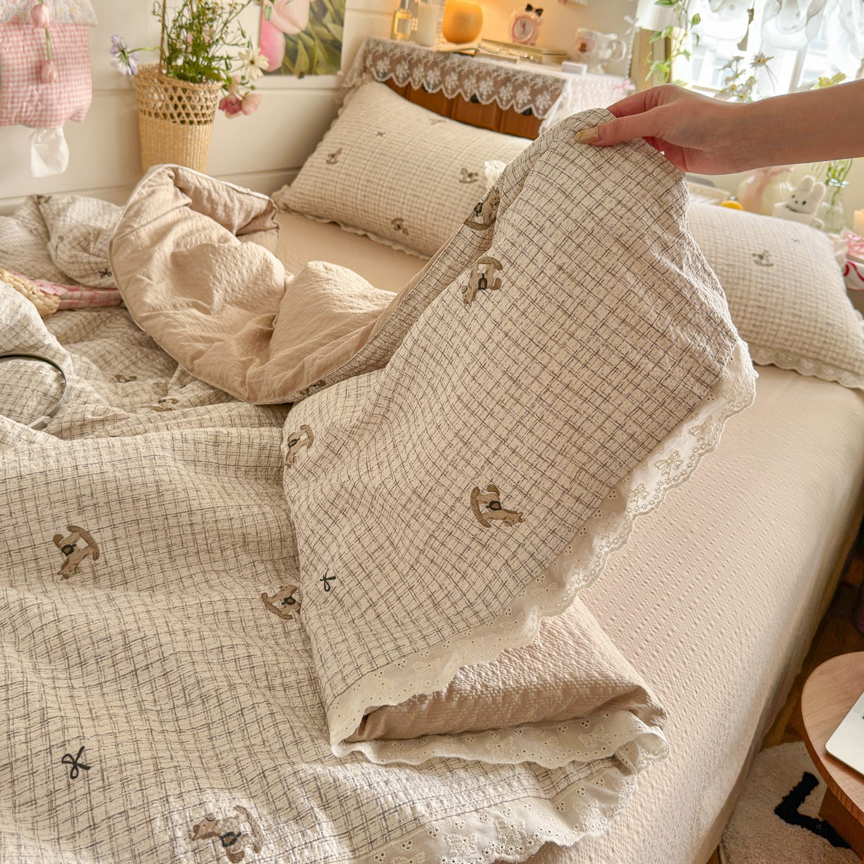 91家纺网 家纺一手货源 找家纺 初念 2026新款泡芙纱全花边夏被四件套 花笺-织纹木马迹