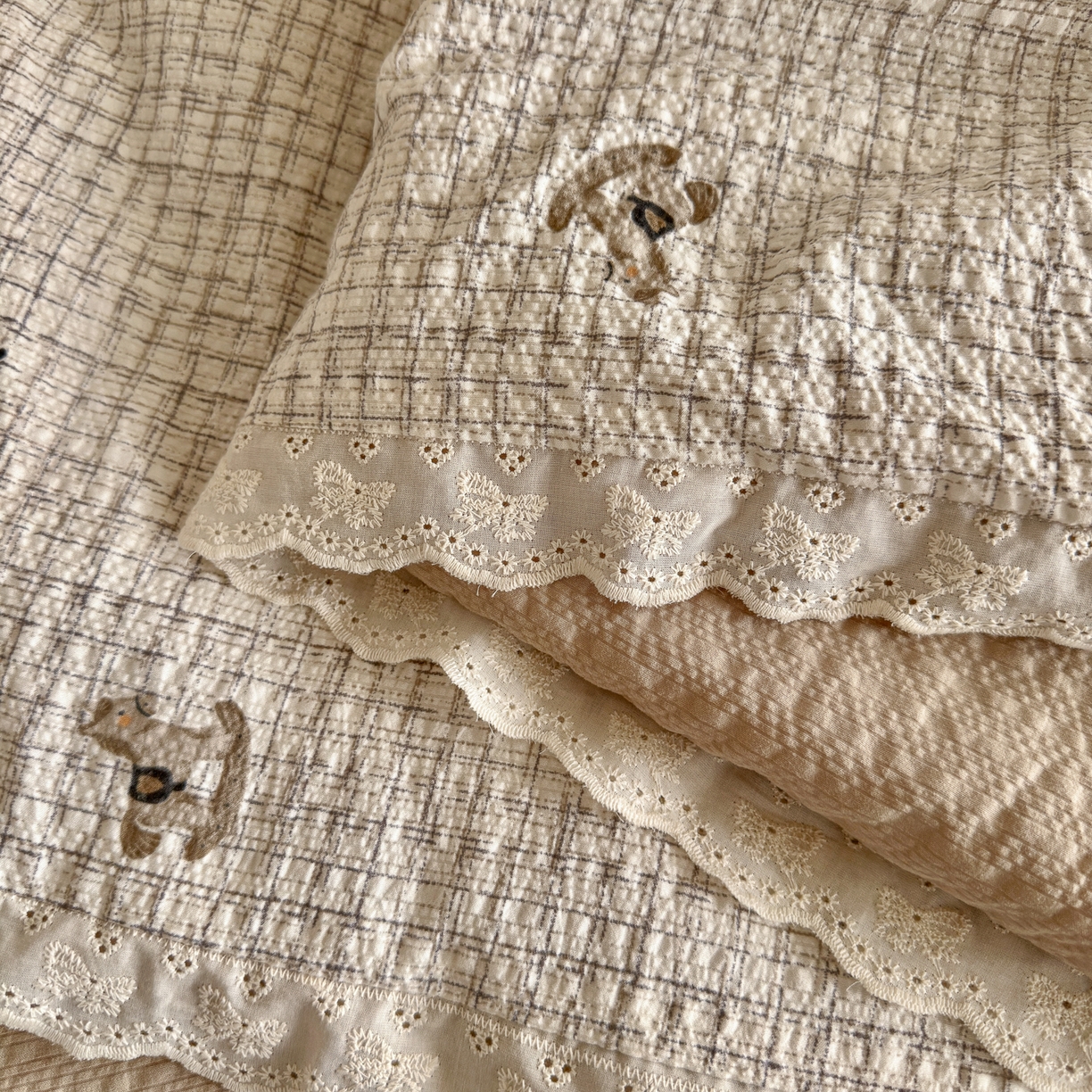 91家纺网 家纺一手货源 找家纺 初念 2026新款泡芙纱全花边夏被四件套 花笺-织纹木马迹