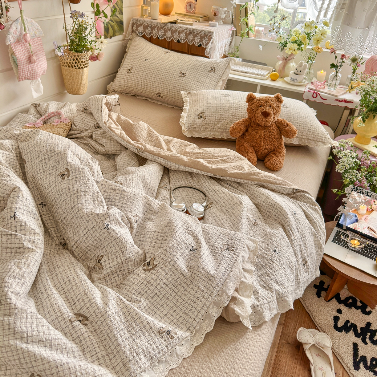 91家纺网 家纺一手货源 找家纺 初念 2026新款泡芙纱全花边夏被四件套 花笺-织纹木马迹