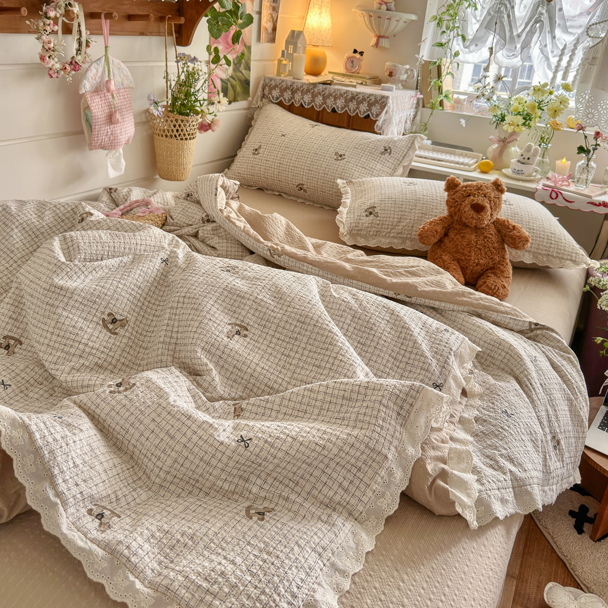 91家纺网 家纺一手货源 找家纺 初念 2026新款泡芙纱全花边夏被四件套 花笺-织纹木马迹