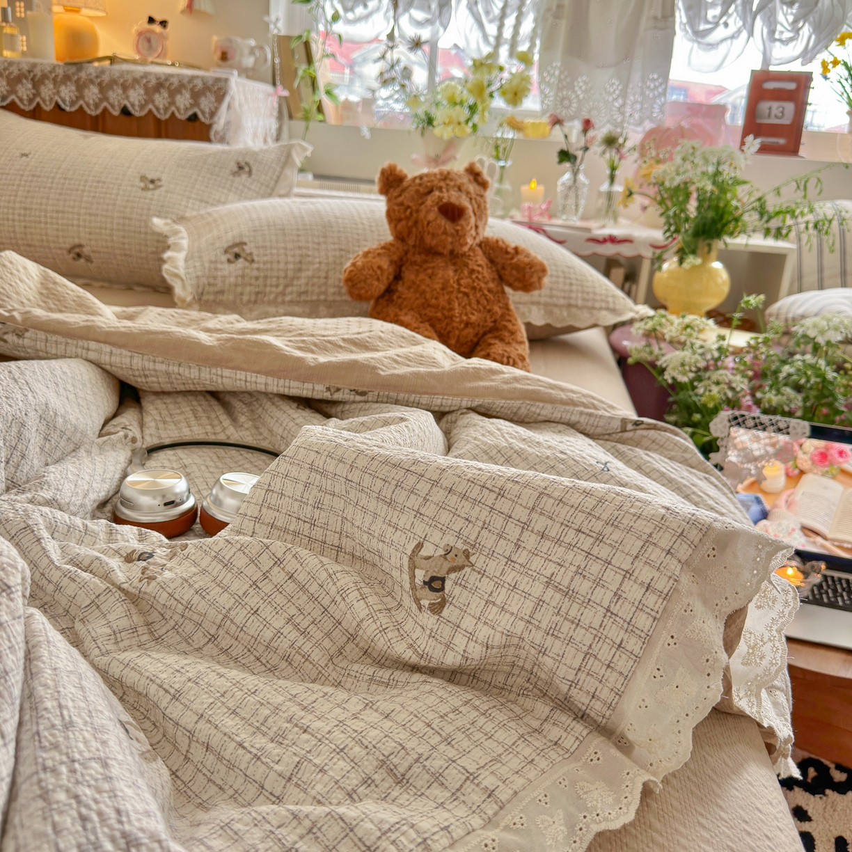 91家纺网 家纺一手货源 找家纺 初念 2026新款泡芙纱全花边夏被四件套 花笺-织纹木马迹