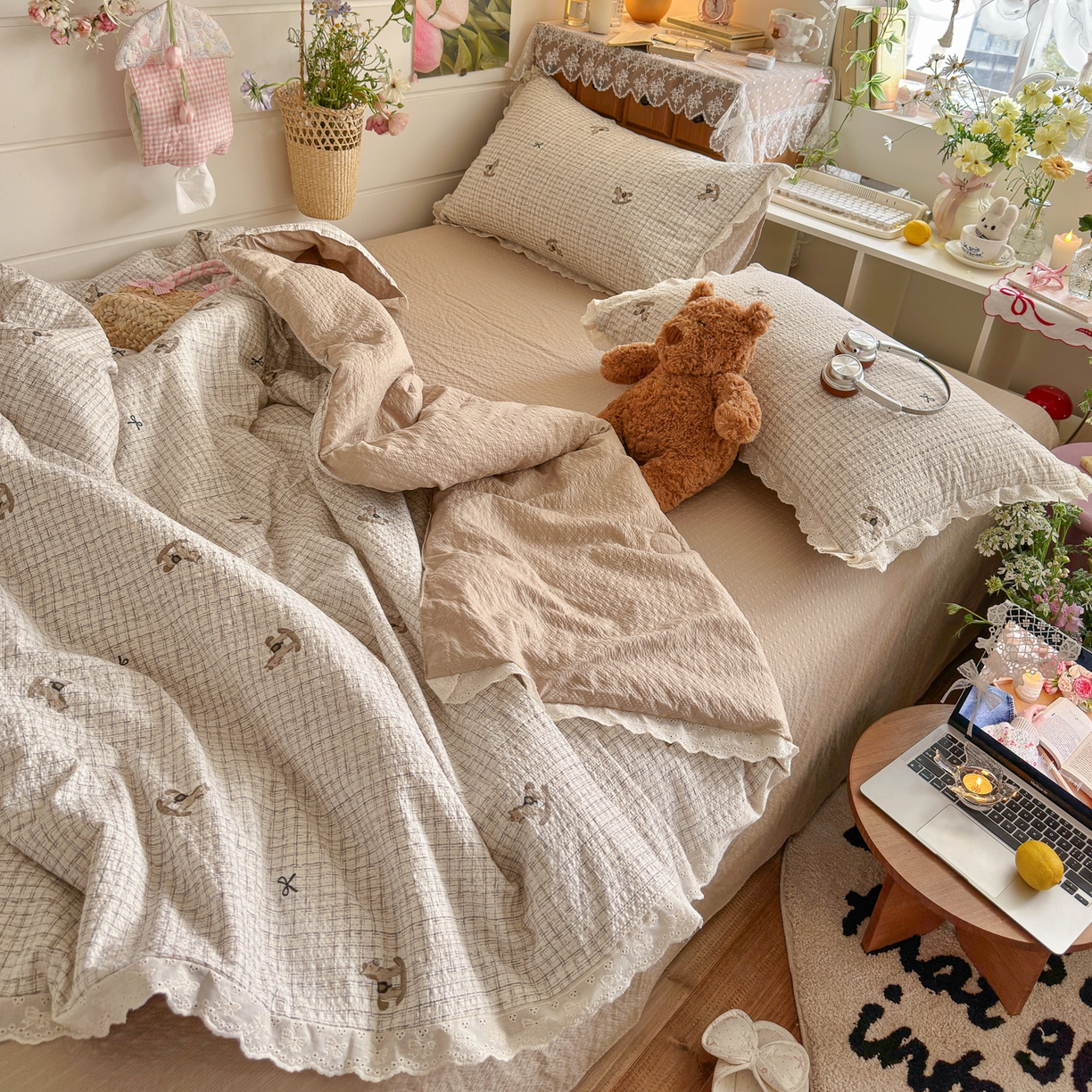 91家纺网 家纺一手货源 找家纺 初念 2026新款泡芙纱全花边夏被四件套 花笺-织纹木马迹