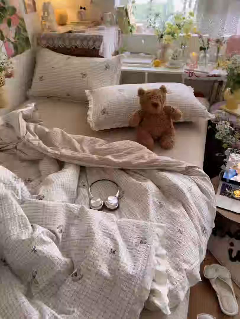 91家纺网 家纺一手货源 找家纺 初念 2026新款泡芙纱全花边夏被四件套 花笺-织纹木马迹