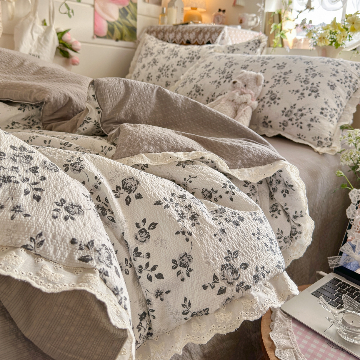 91家纺网 家纺一手货源 找家纺 初念 2026新款泡芙纱全花边夏被四件套 花笺-只闻花香