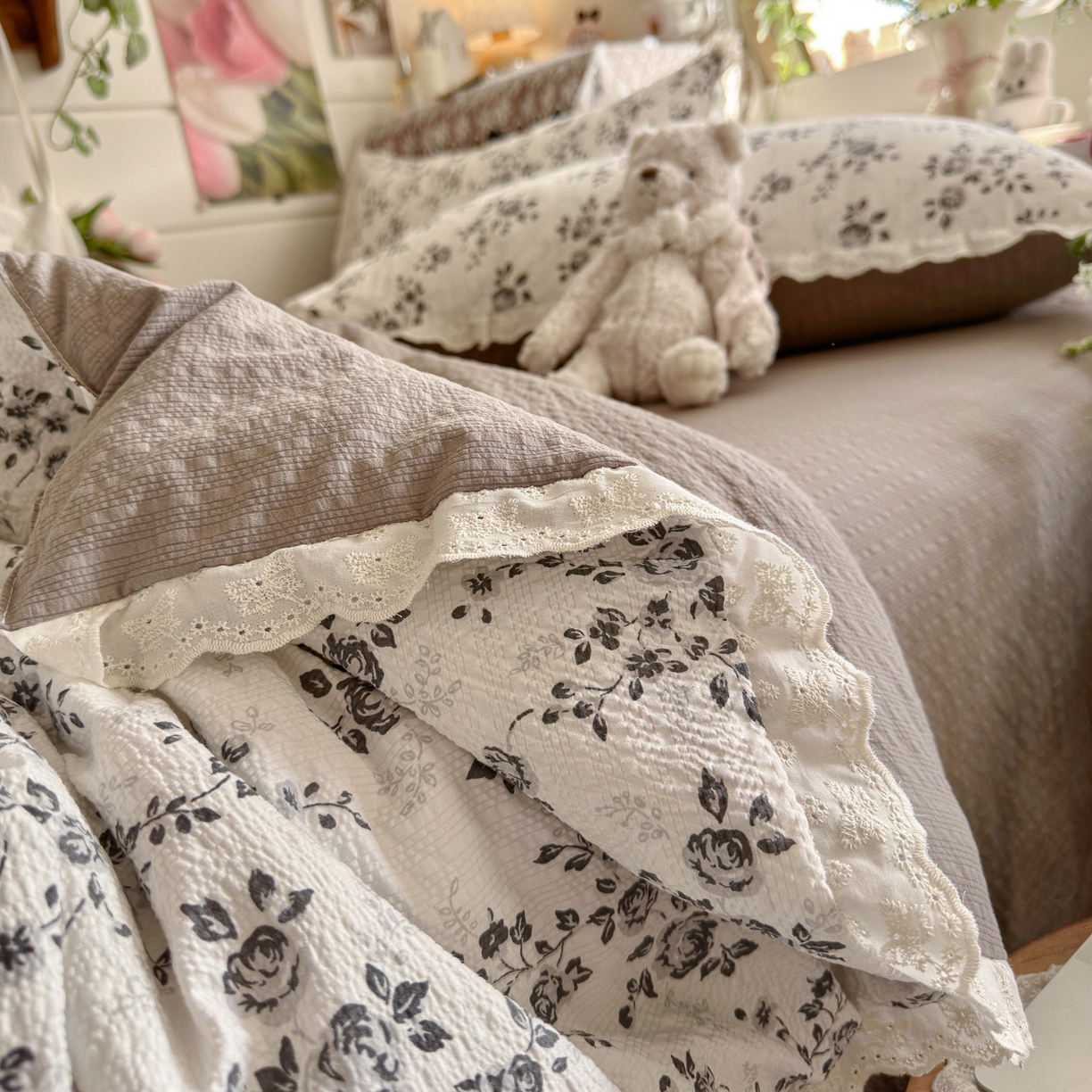 91家纺网 家纺一手货源 找家纺 初念 2026新款泡芙纱全花边夏被四件套 花笺-只闻花香