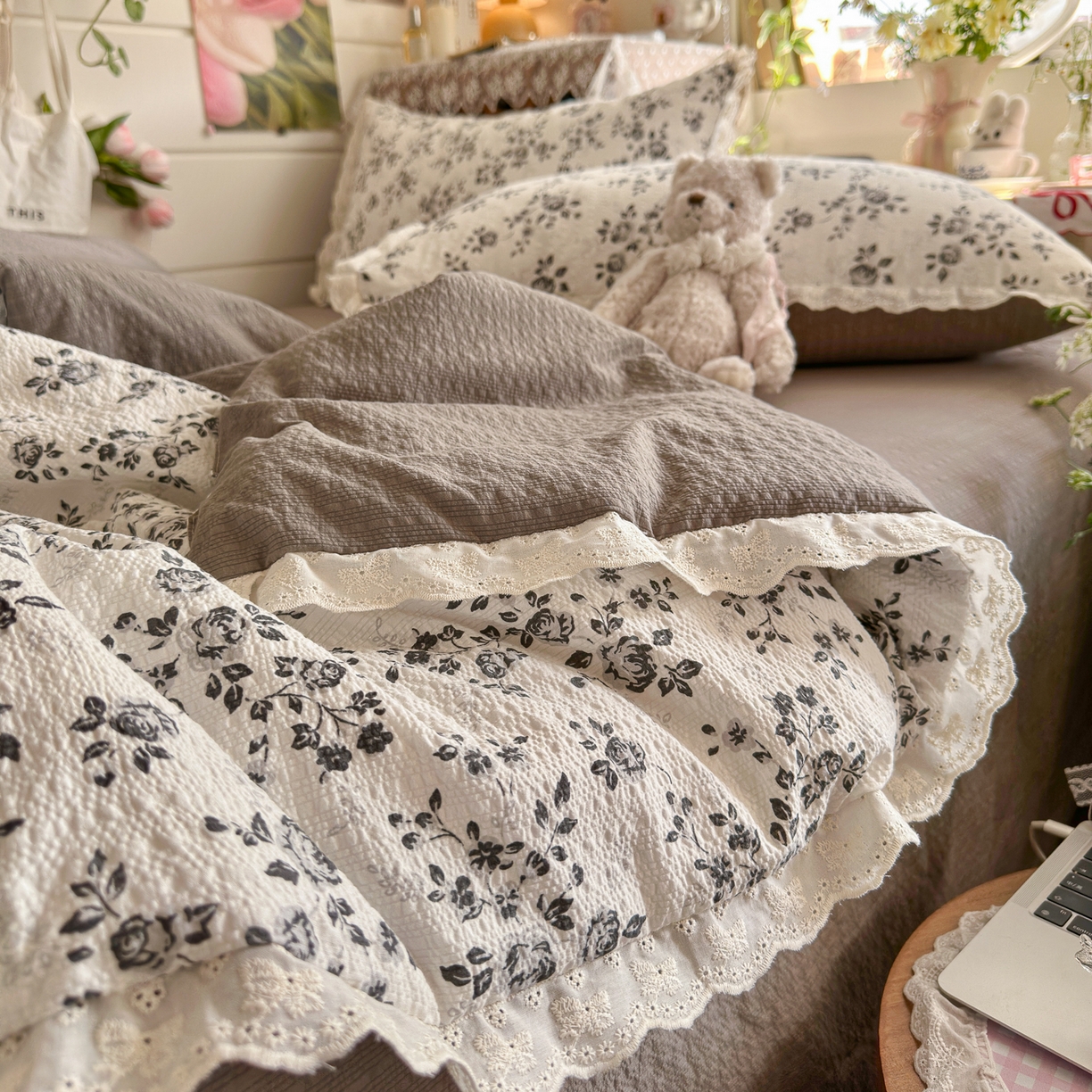 91家纺网 家纺一手货源 找家纺 初念 2026新款泡芙纱全花边夏被四件套 花笺-只闻花香