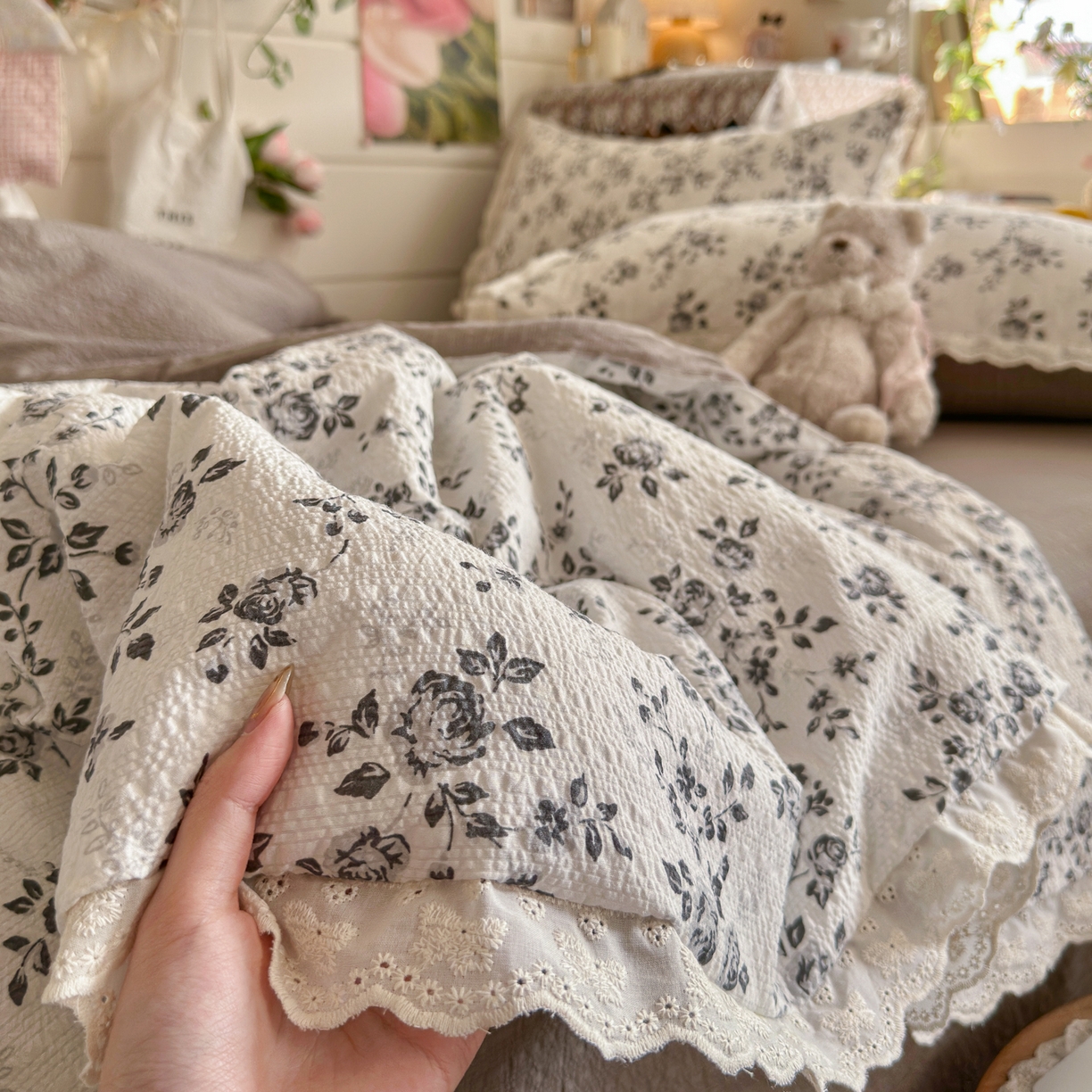 91家纺网 家纺一手货源 找家纺 初念 2026新款泡芙纱全花边夏被四件套 花笺-只闻花香