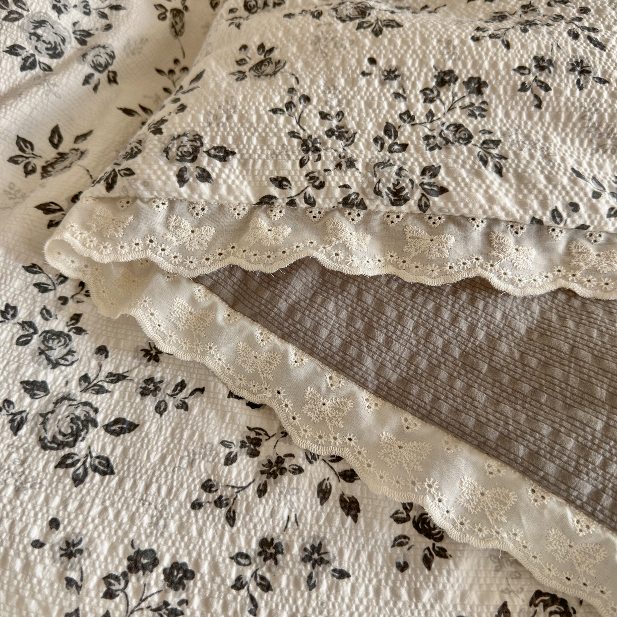 91家纺网 家纺一手货源 找家纺 初念 2026新款泡芙纱全花边夏被四件套 花笺-只闻花香