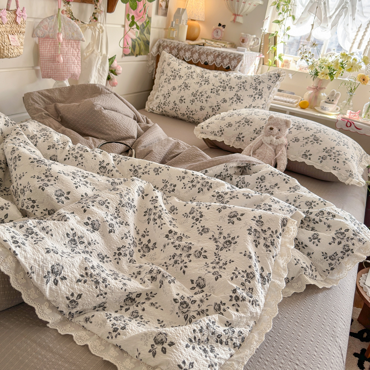 91家纺网 家纺一手货源 找家纺 初念 2026新款泡芙纱全花边夏被四件套 花笺-只闻花香