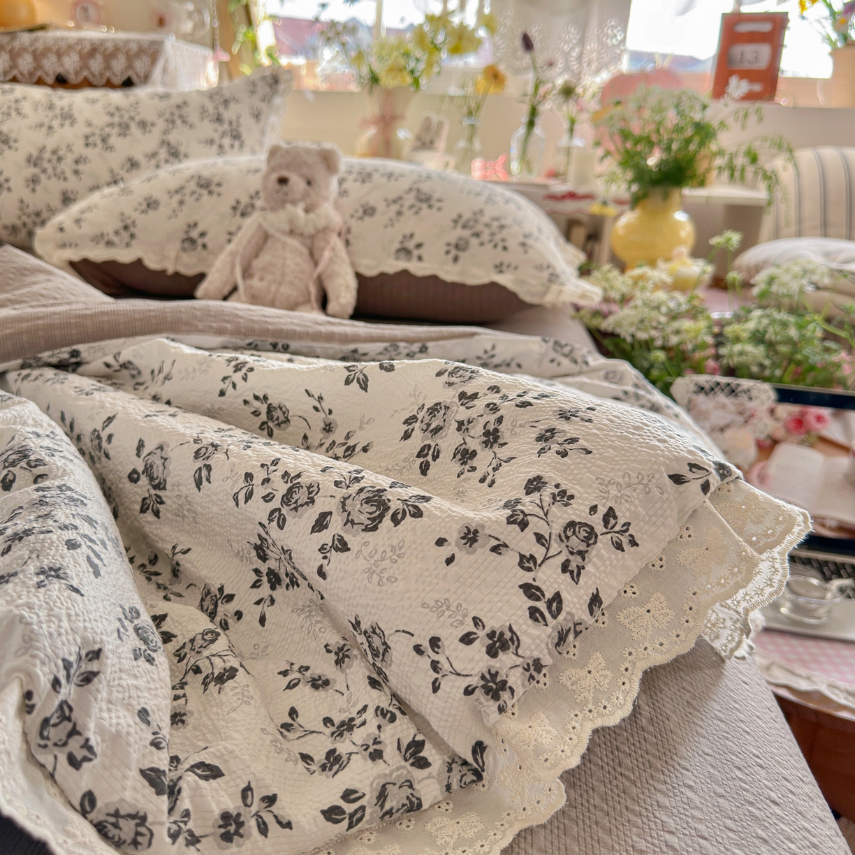 91家纺网 家纺一手货源 找家纺 初念 2026新款泡芙纱全花边夏被四件套 花笺-只闻花香