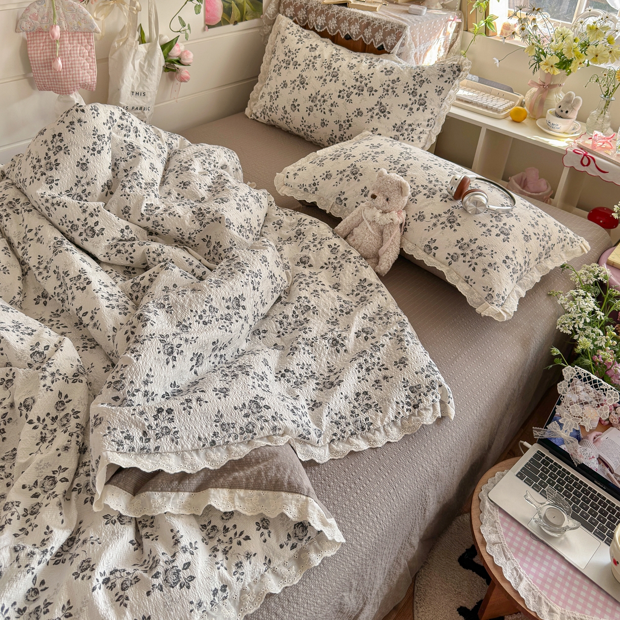 91家纺网 家纺一手货源 找家纺 初念 2026新款泡芙纱全花边夏被四件套 花笺-只闻花香