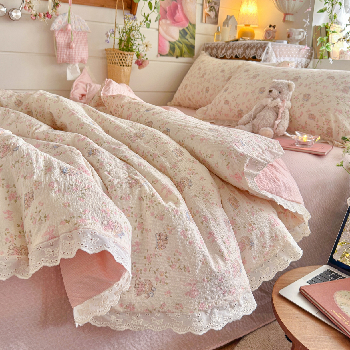 91家纺网 家纺一手货源 找家纺 初念 2026新款泡芙纱全花边夏被四件套 花笺-庄园小兔