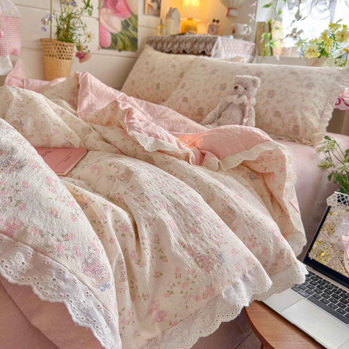 91家纺网 家纺一手货源 找家纺 初念 2026新款泡芙纱全花边夏被四件套 花笺-庄园小兔