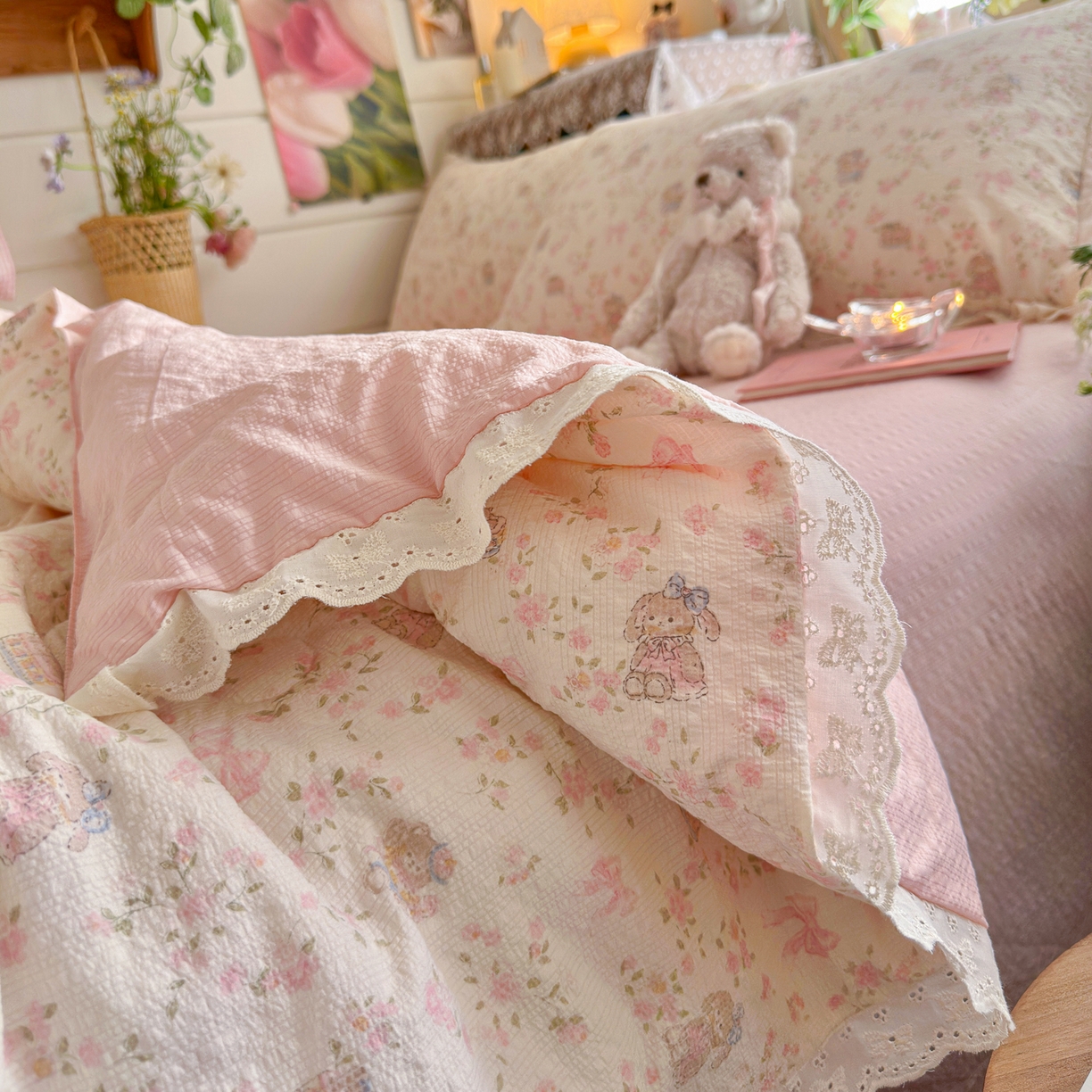 91家纺网 家纺一手货源 找家纺 初念 2026新款泡芙纱全花边夏被四件套 花笺-庄园小兔