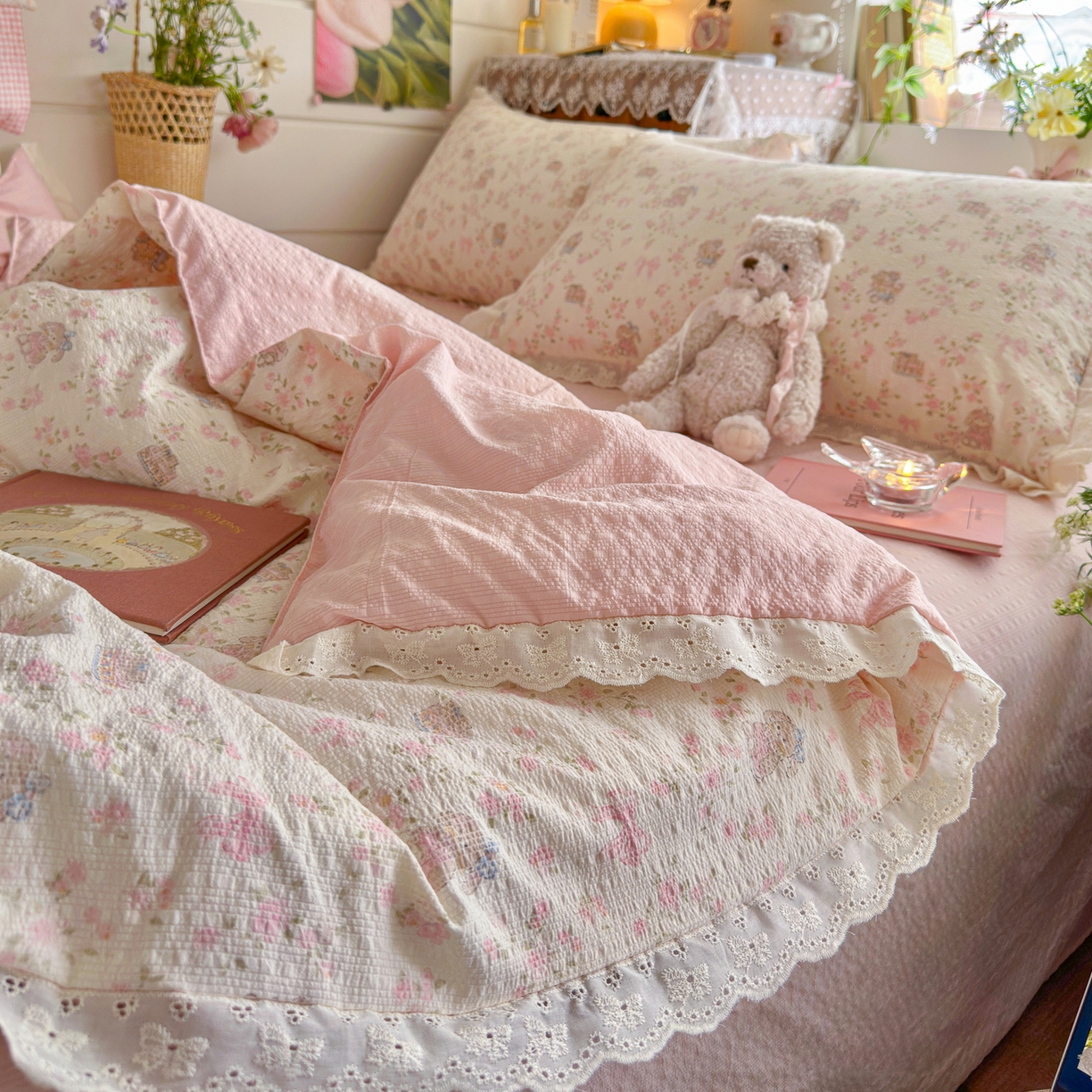 91家纺网 家纺一手货源 找家纺 初念 2026新款泡芙纱全花边夏被四件套 花笺-庄园小兔