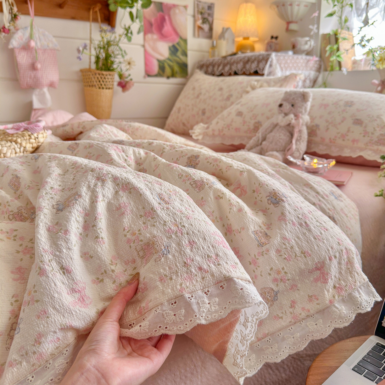 91家纺网 家纺一手货源 找家纺 初念 2026新款泡芙纱全花边夏被四件套 花笺-庄园小兔
