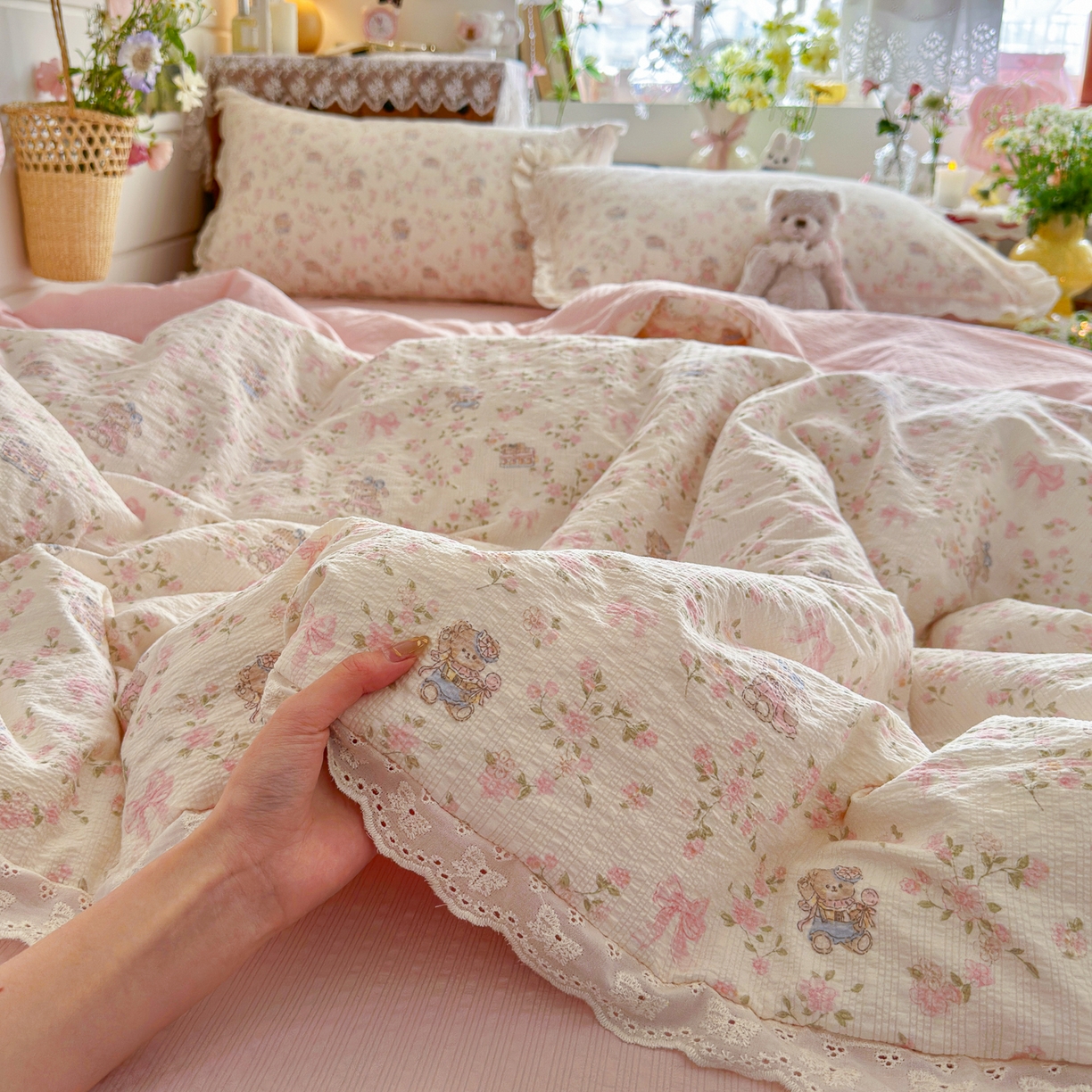 91家纺网 家纺一手货源 找家纺 初念 2026新款泡芙纱全花边夏被四件套 花笺-庄园小兔