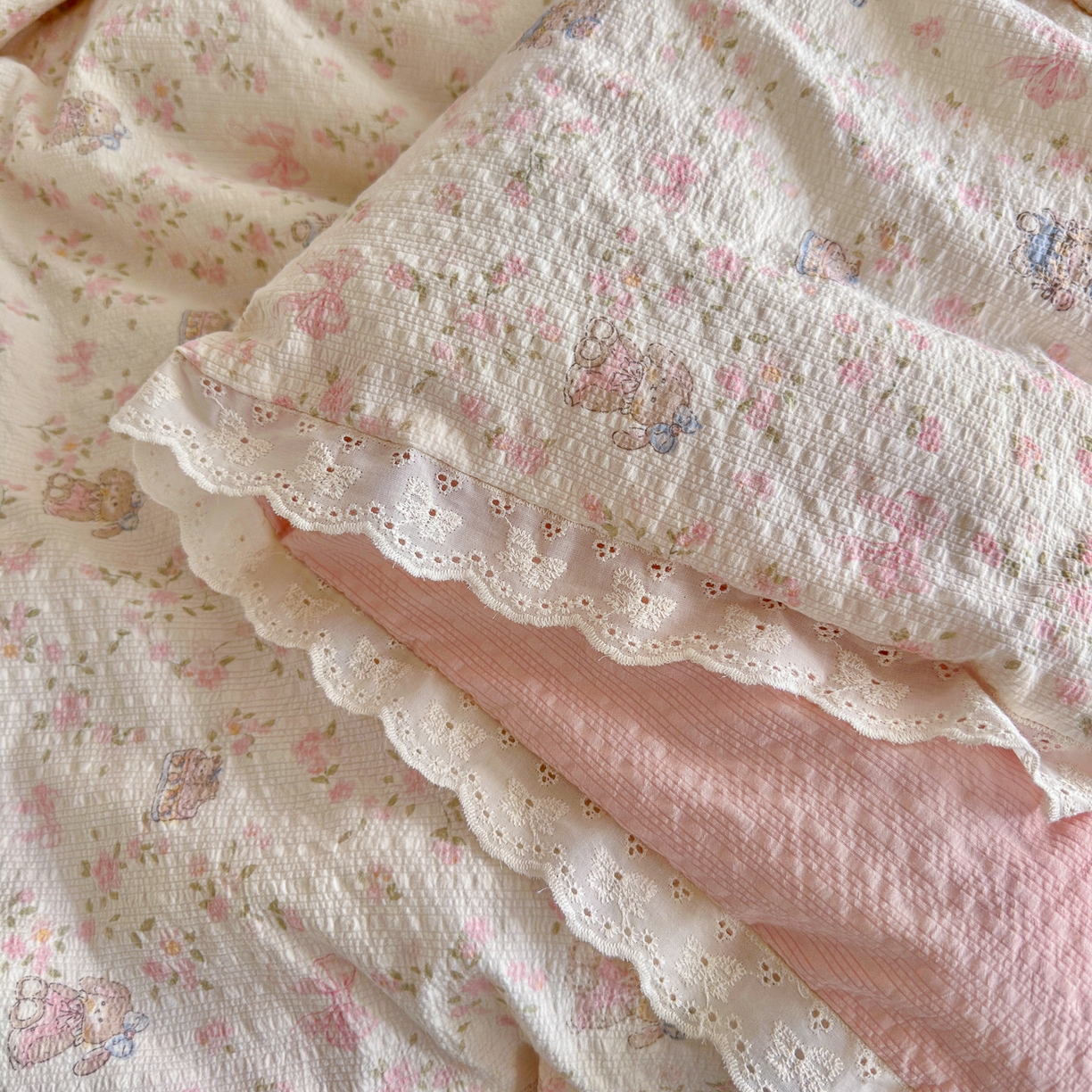 91家纺网 家纺一手货源 找家纺 初念 2026新款泡芙纱全花边夏被四件套 花笺-庄园小兔