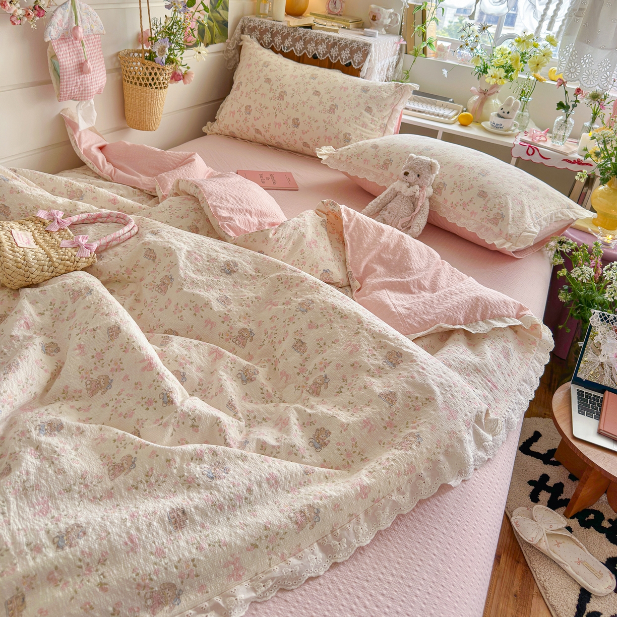 91家纺网 家纺一手货源 找家纺 初念 2026新款泡芙纱全花边夏被四件套 花笺-庄园小兔
