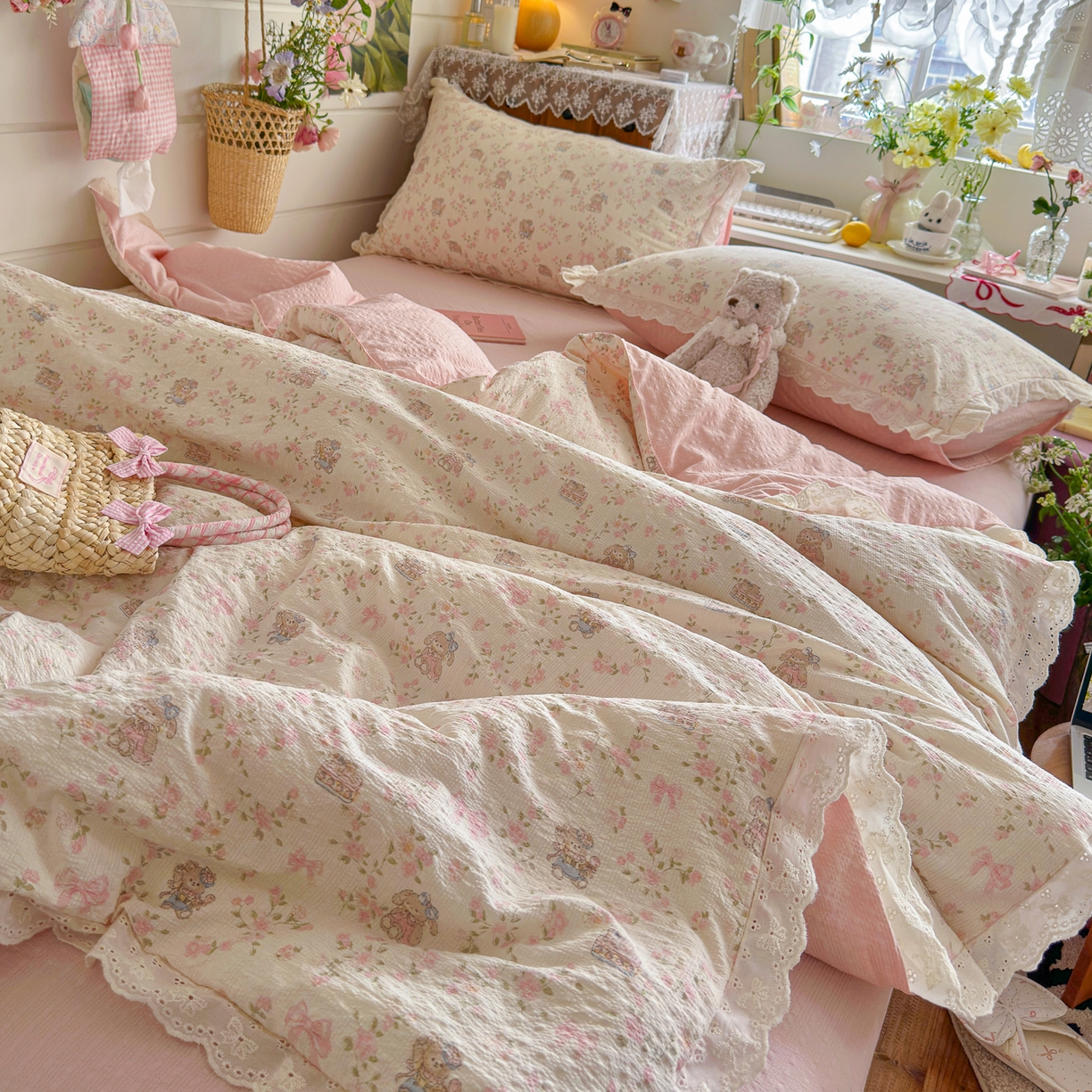 91家纺网 家纺一手货源 找家纺 初念 2026新款泡芙纱全花边夏被四件套 花笺-庄园小兔