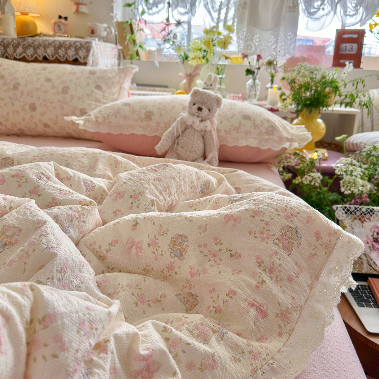 91家纺网 家纺一手货源 找家纺 初念 2026新款泡芙纱全花边夏被四件套 花笺-庄园小兔