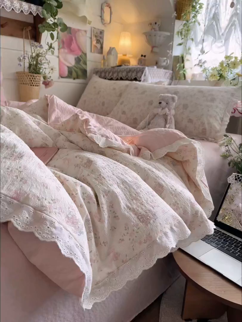 91家纺网 家纺一手货源 找家纺 初念 2026新款泡芙纱全花边夏被四件套 花笺-庄园小兔