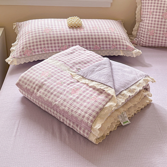 91家纺网 家纺一手货源 找家纺 梦纤绒 2026新款云感皱皱纱花边款夏被夏凉被空调被四件套 芋泥紫小格