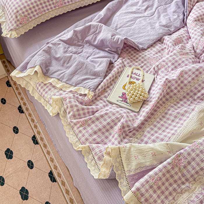 91家纺网 家纺一手货源 找家纺 梦纤绒 2026新款云感皱皱纱花边款夏被夏凉被空调被四件套 芋泥紫小格