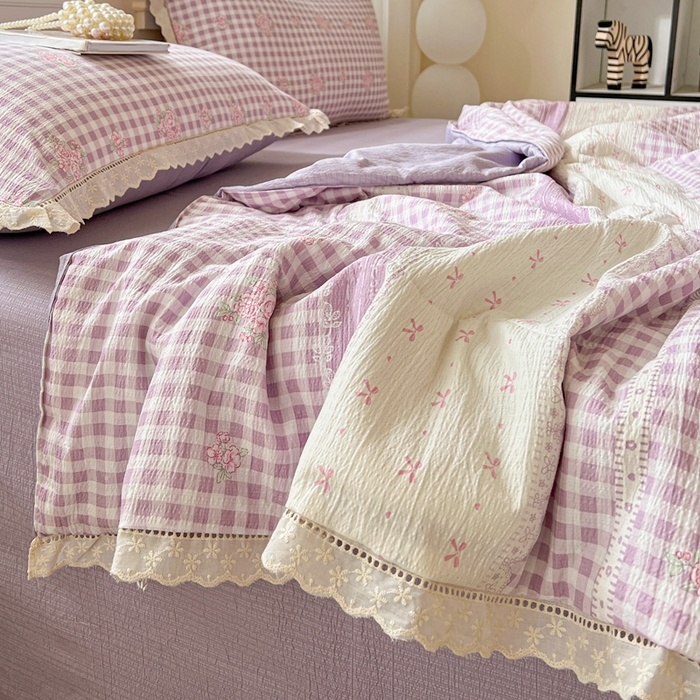 91家纺网 家纺一手货源 找家纺 梦纤绒 2026新款云感皱皱纱花边款夏被夏凉被空调被四件套 芋泥紫小格