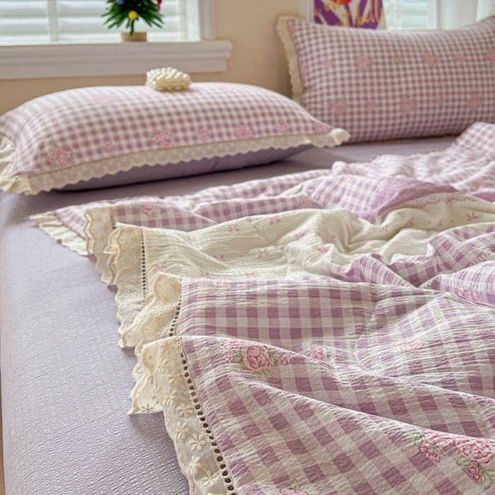 91家纺网 家纺一手货源 找家纺 梦纤绒 2026新款云感皱皱纱花边款夏被夏凉被空调被四件套 芋泥紫小格