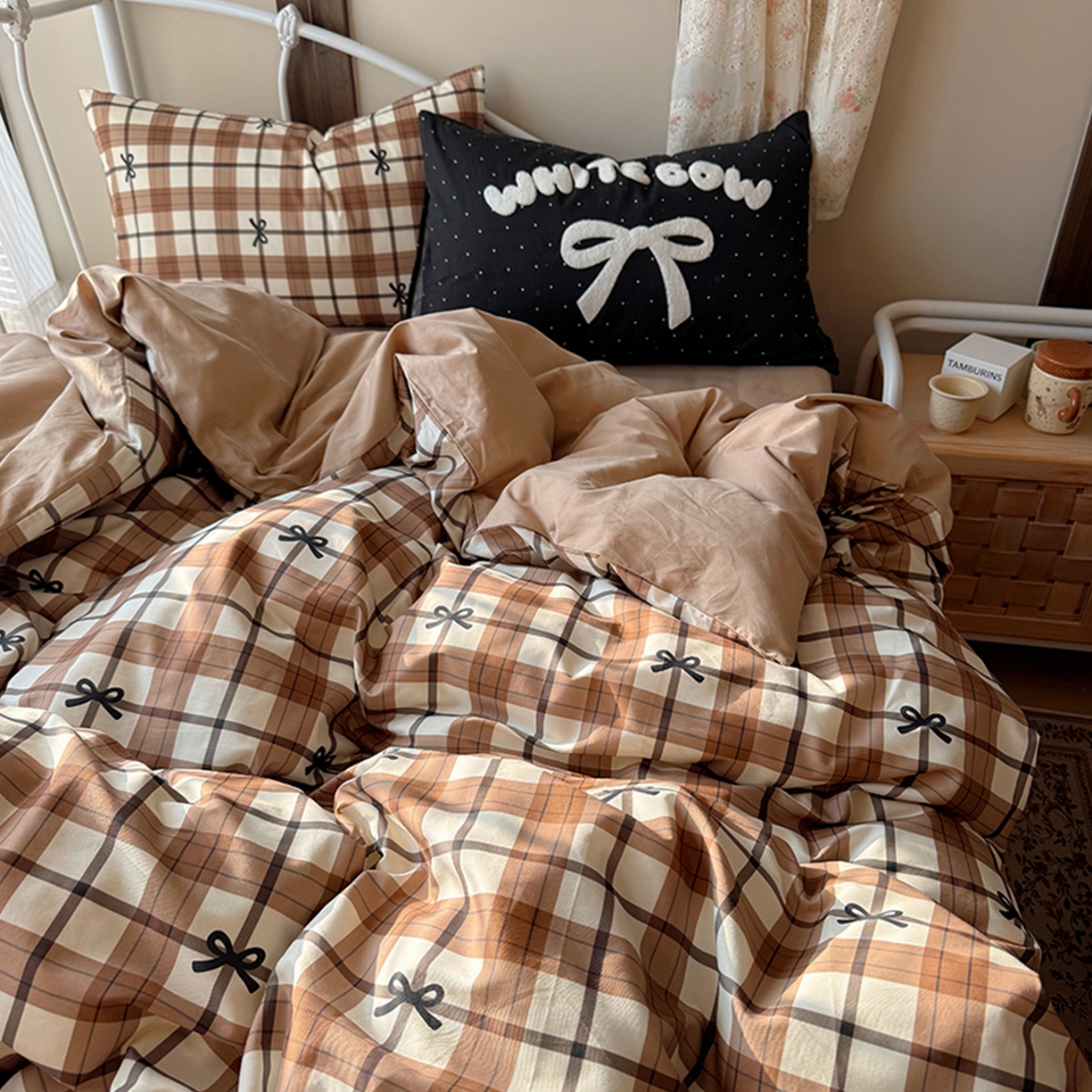 91家纺网 家纺一手货源 找家纺 桃子家居 2026新款A类全棉纯棉水洗棉蝴蝶结条纹小清新混搭毛巾绣枕套少女系四件套 水洗棉-焦糖蝴蝶结棕