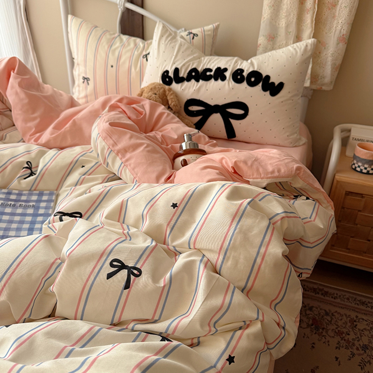 91家纺网 家纺一手货源 找家纺 桃子家居 2026新款A类全棉纯棉水洗棉蝴蝶结条纹小清新混搭毛巾绣枕套少女系四件套 水洗棉-蜜桃气泡条