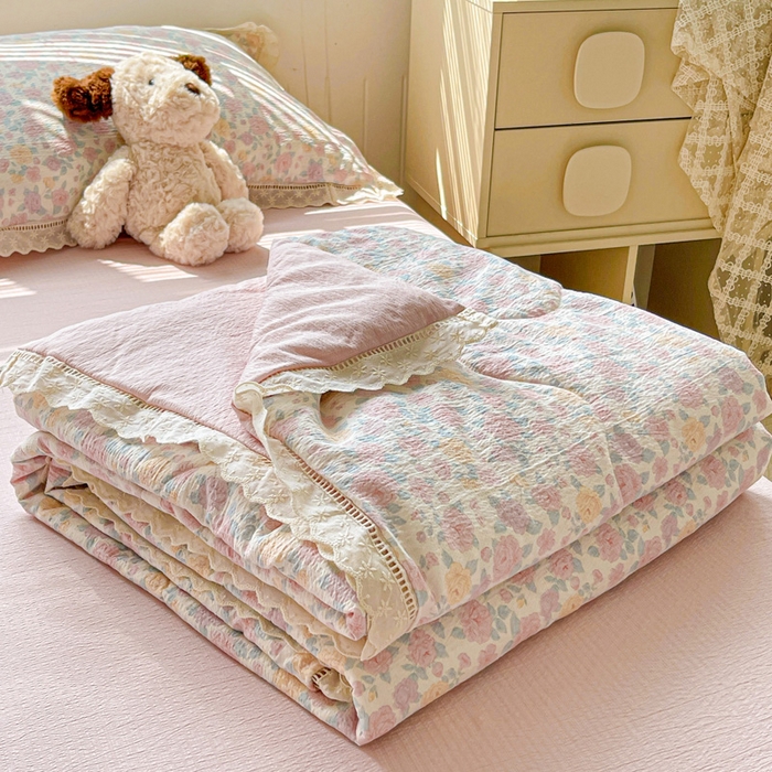 91家纺网 家纺一手货源 找家纺 梦纤绒 2026新款云感皱皱纱花边款夏被夏凉被空调被四件套 春风里