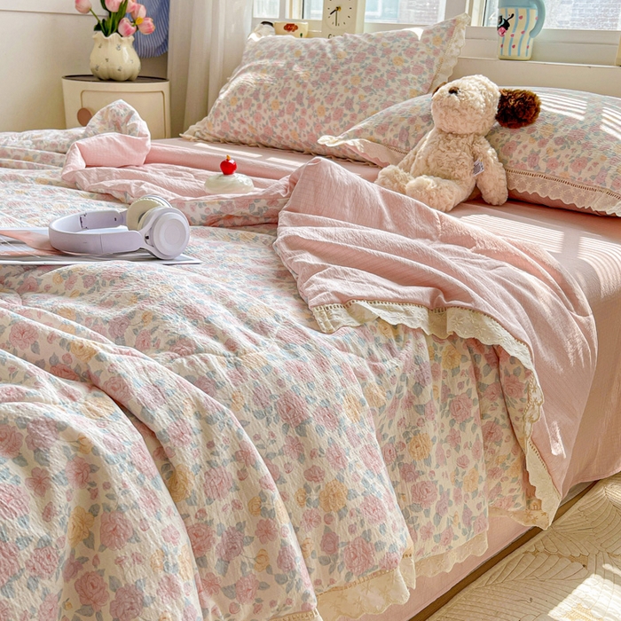 91家纺网 家纺一手货源 找家纺 梦纤绒 2026新款云感皱皱纱花边款夏被夏凉被空调被四件套 春风里