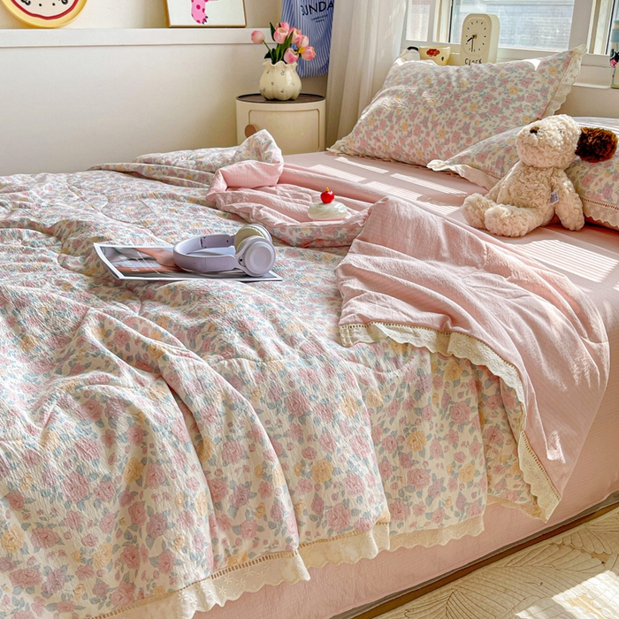 91家纺网 家纺一手货源 找家纺 梦纤绒 2026新款云感皱皱纱花边款夏被夏凉被空调被四件套 春风里