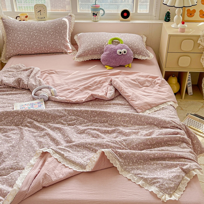 91家纺网 家纺一手货源 找家纺 梦纤绒 2026新款云感皱皱纱花边款夏被夏凉被空调被四件套 山野栀子