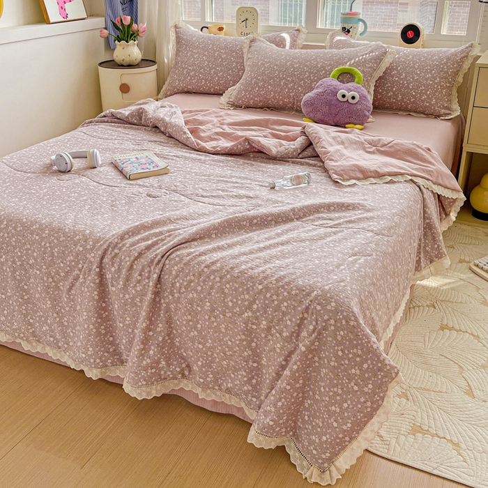 91家纺网 家纺一手货源 找家纺 梦纤绒 2026新款云感皱皱纱花边款夏被夏凉被空调被四件套 山野栀子