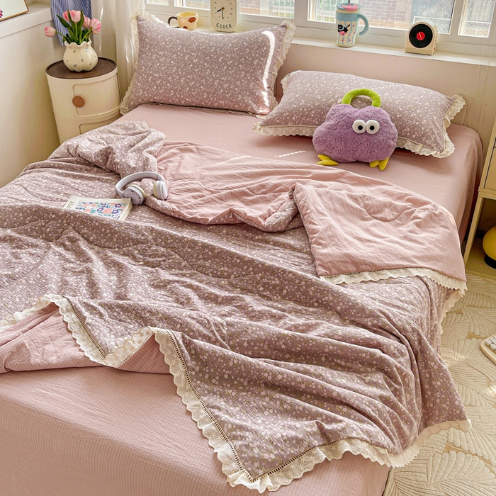 91家纺网 家纺一手货源 找家纺 梦纤绒 2026新款云感皱皱纱花边款夏被夏凉被空调被四件套 山野栀子