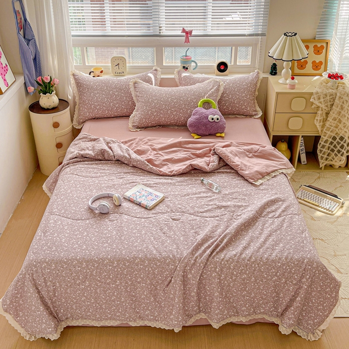 91家纺网 家纺一手货源 找家纺 梦纤绒 2026新款云感皱皱纱花边款夏被夏凉被空调被四件套 山野栀子