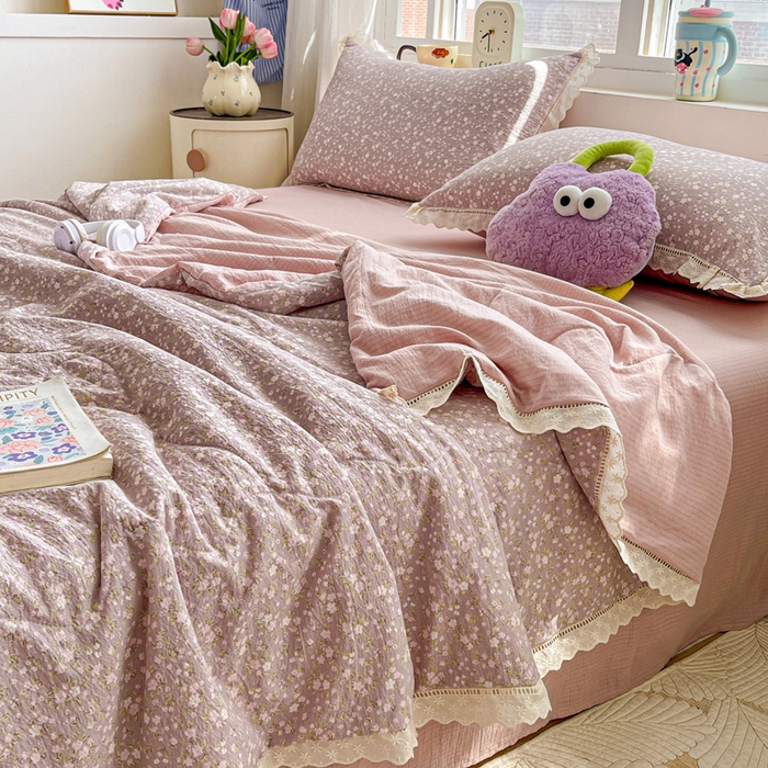 91家纺网 家纺一手货源 找家纺 梦纤绒 2026新款云感皱皱纱花边款夏被夏凉被空调被四件套 山野栀子