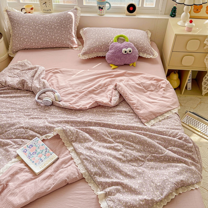 91家纺网 家纺一手货源 找家纺 梦纤绒 2026新款云感皱皱纱花边款夏被夏凉被空调被四件套 山野栀子