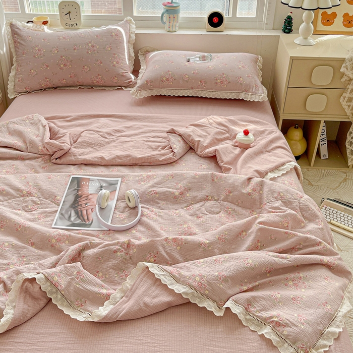 91家纺网 家纺一手货源 找家纺 梦纤绒 2026新款云感皱皱纱花边款夏被夏凉被空调被四件套 素颜