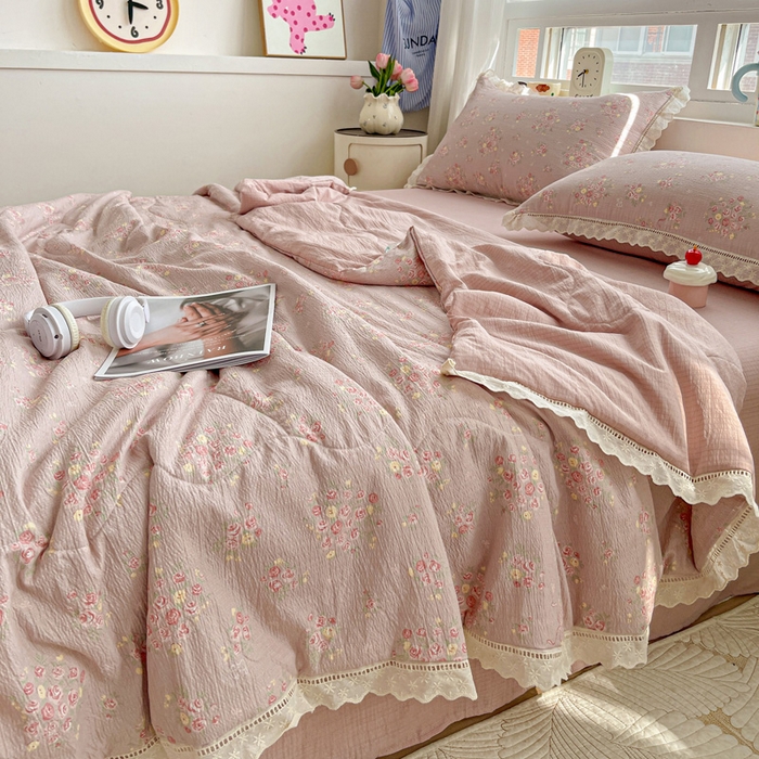 91家纺网 家纺一手货源 找家纺 梦纤绒 2026新款云感皱皱纱花边款夏被夏凉被空调被四件套 素颜